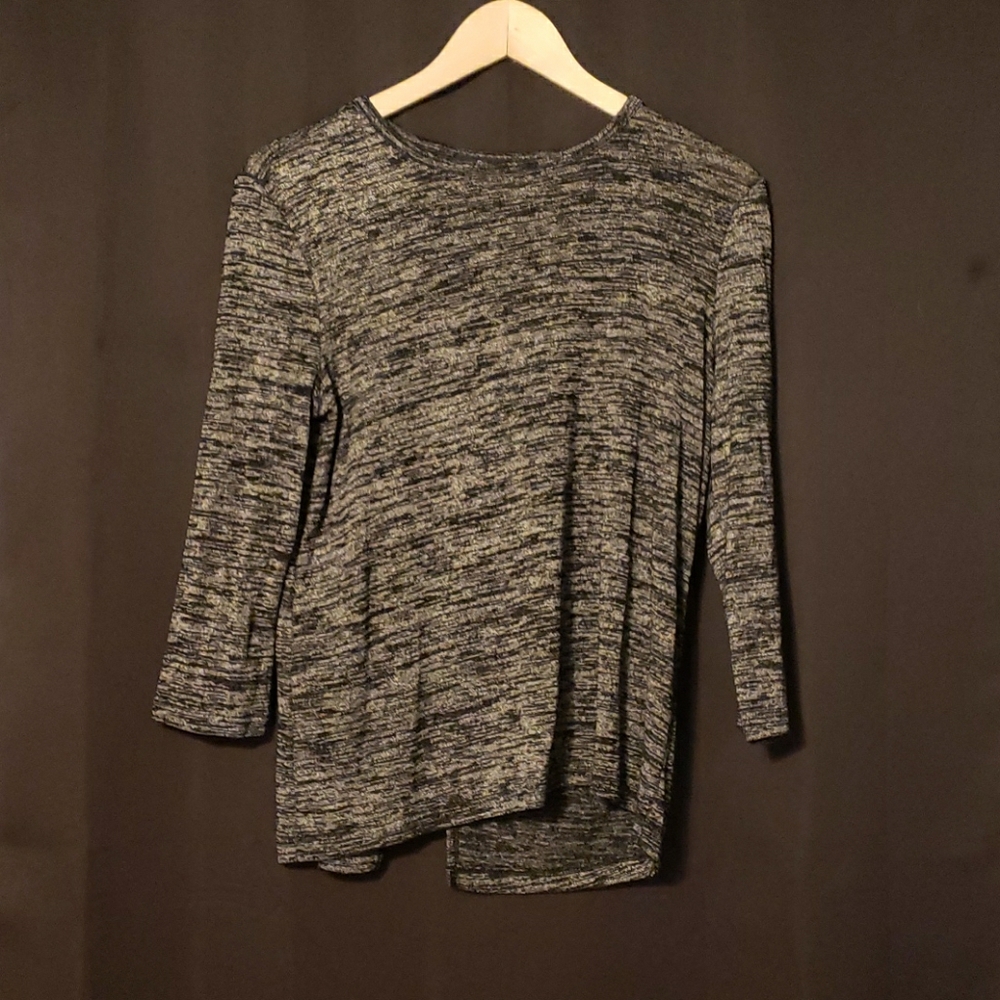 3/4 length sleeve top with peek-a-boo bacl